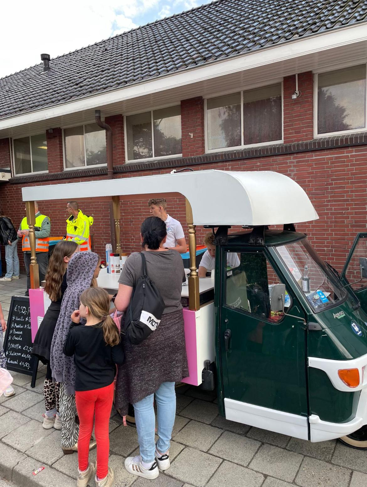De ijskar van D&D Events met bezoekers op een evenement